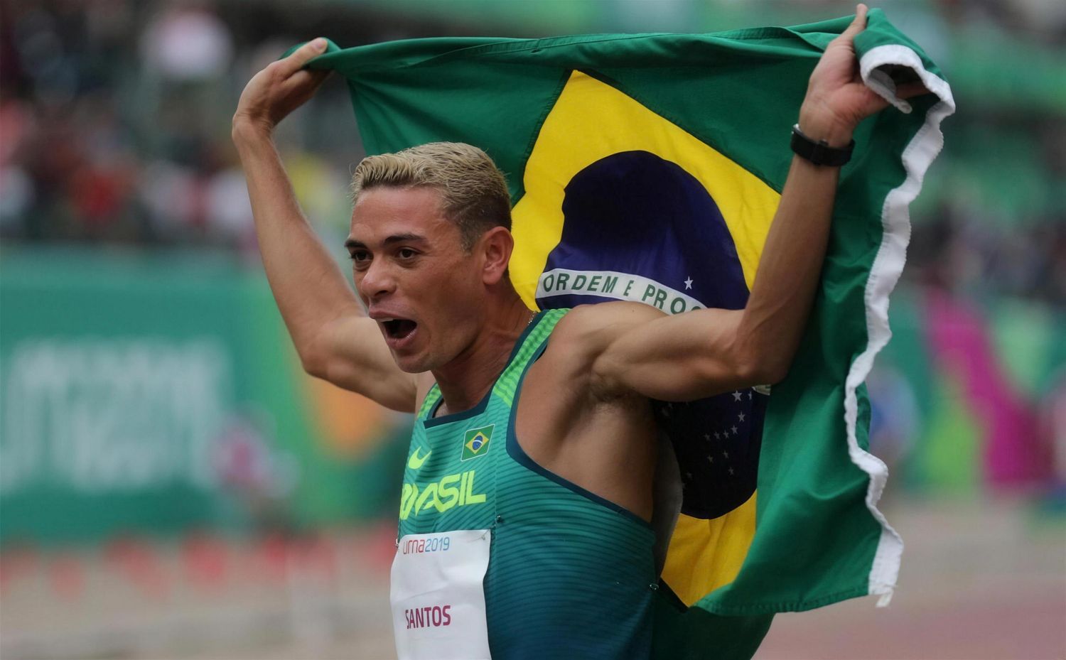 Altobeli Silva comemorando com a bandeira do Brasil